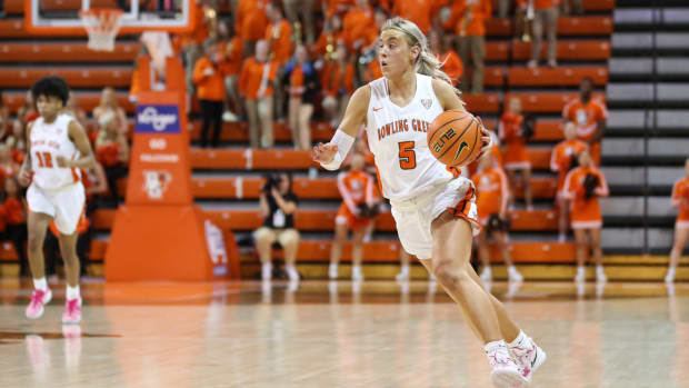 Bowling Green women’s basketball guard Elissa Brett brings up the ball.